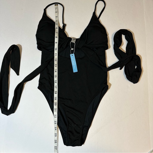 Cupshe tie front one piece - Picture 5 of 6